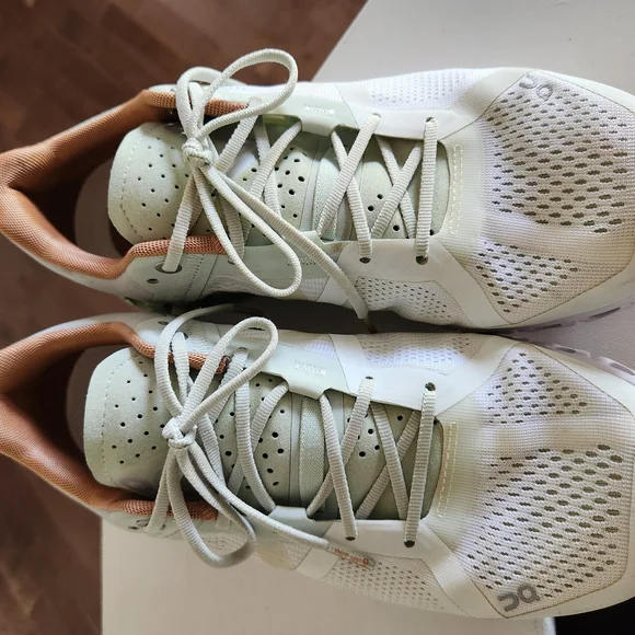 On Running Cloud Shoes in Light Green and Brown - Picture 3 of 10